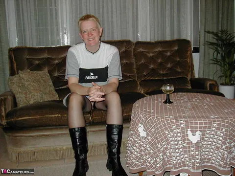 Tiffany Pearl: Mature Blonde Sheds Her Stockings and Boots on Leather Sofa – photo 2 of 16