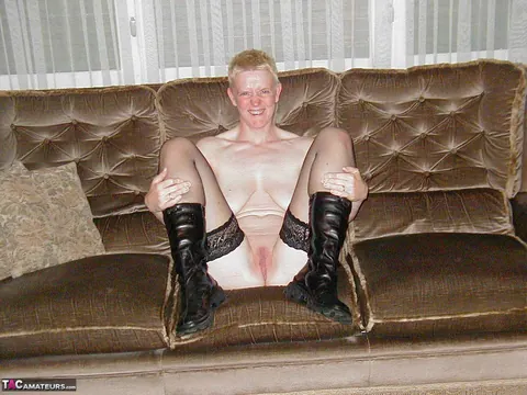 Tiffany Pearl: Mature Blonde Sheds Her Stockings and Boots on Leather Sofa – photo 10 of 16
