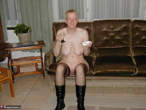 Tiffany Pearl: Mature Blonde Sheds Her Stockings and Boots on Leather Sofa – photo 11 of 16