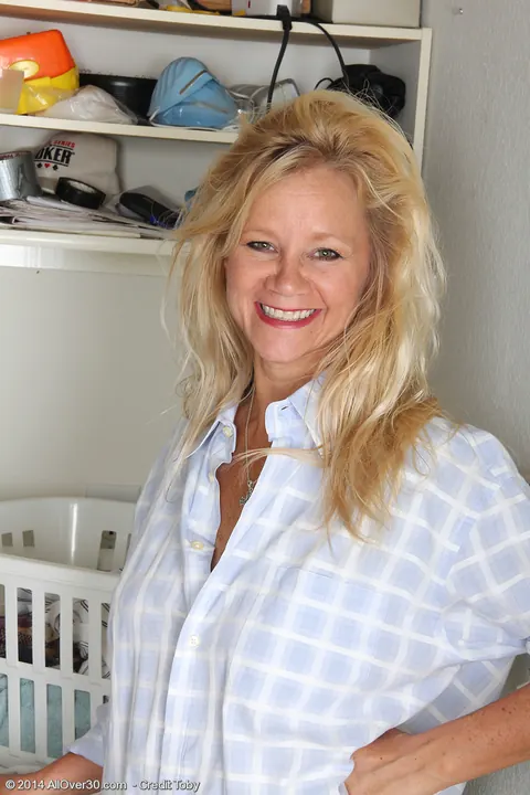 Heidi Gallo: Thick Blonde MILF Spreads Her Ass in the Laundry Room – photo 1 of 16