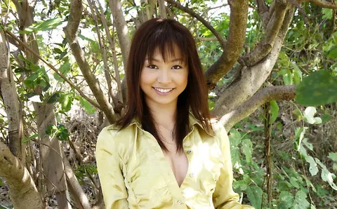 Hara Sarasa: Thick Japanese MILF Changes into Bikini After Bike Ride – photo 8 of 16