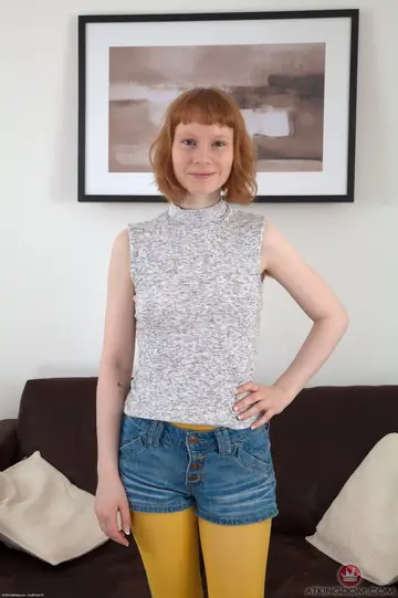 Bonni Belle – Thick Redhead in Pantyhose Strips and Spreads Her Hairy Pussy
