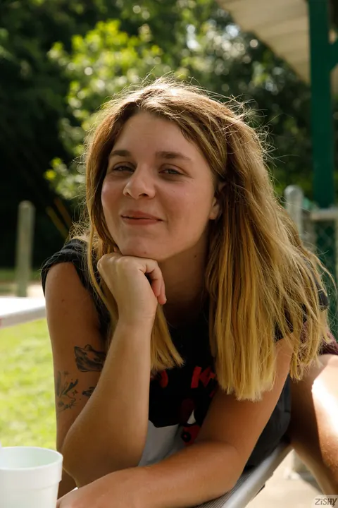 Gabbie Carter: Tattooed Blonde Flashes Her Big Natural Tits and Spreads in Public – photo 4 of 12