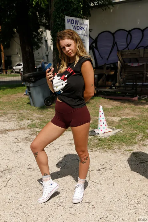 Gabbie Carter: Tattooed Blonde Flashes Her Big Natural Tits and Spreads in Public – photo 1 of 12