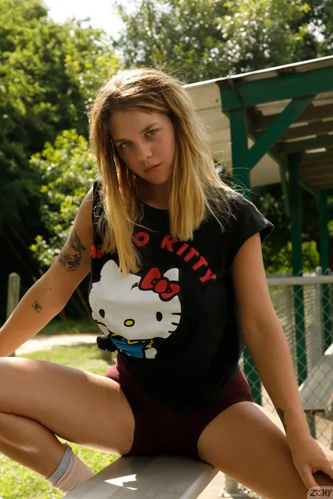 Gabbie Carter: Tattooed Blonde Flashes Her Big Natural Tits and Spreads in Public – photo 5 of 12