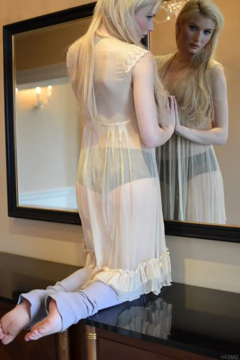 Pale Blonde Strips and Spreads in Front of the Mirror – photo 6 of 20