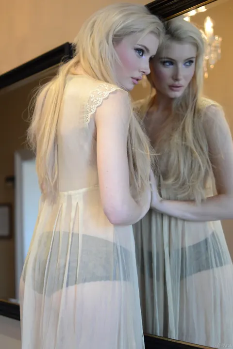 Pale Blonde Strips and Spreads in Front of the Mirror – photo 5 of 20