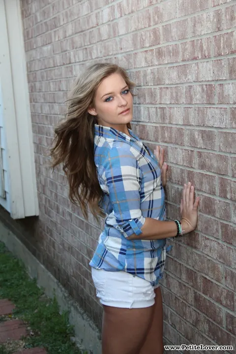 Woman Pulls Down Her Shorts Outdoors – photo 1 of 16