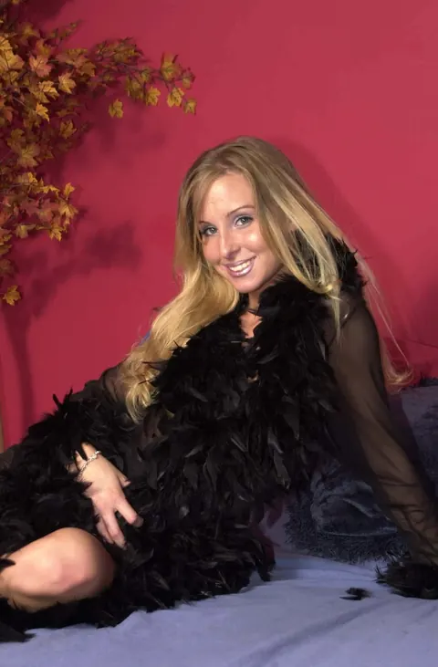 Sandra Iron: Tall Blonde Strips Out of Her Bikini and Spreads Her Legs – photo 1 of 21
