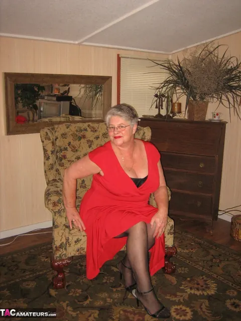 Mature BBW Pulls Down Her Pantyhose and Spreads Wide – photo 5 of 20