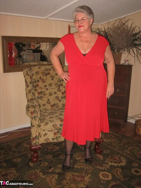 Mature BBW Pulls Down Her Pantyhose and Spreads Wide – photo 1 of 20