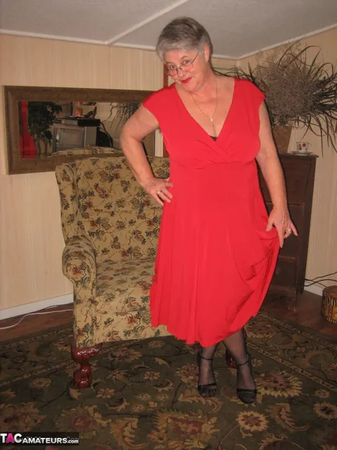 Mature BBW Pulls Down Her Pantyhose and Spreads Wide – photo 3 of 20