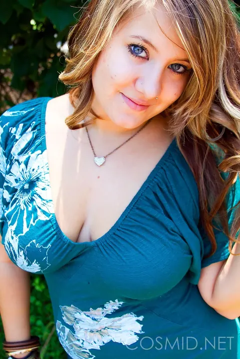 Busty BBW Strips Off Her Skirt Outdoors and Bares Her Big Ass – photo 2 of 16