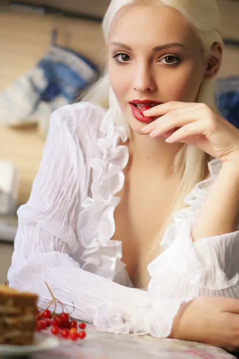 Kira W: Skinny Ukrainian Undresses and Poses Her Athletic Frame – photo 1 of 21