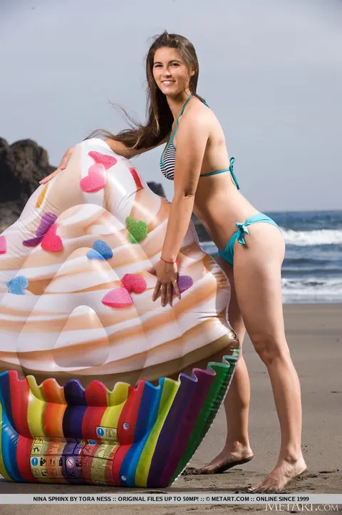 Nina Sphinx: PAWG Brunette Strips Off Her Bikini and Spreads on the Beach – photo 3 of 18