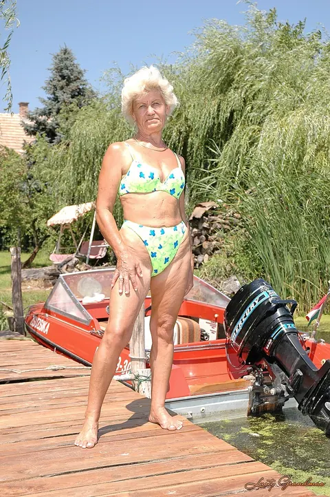 Mature Woman in a Bikini Gets Fucked Outdoors – photo 2 of 17