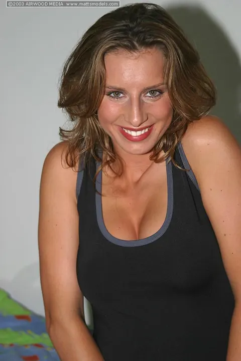 Paulina Presley: Thick MILF in Lingerie Strips and Fingers Herself on the Bed – photo 1 of 16