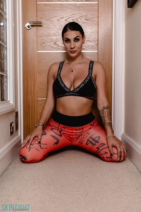 Roxy Mendez: British Brunette Strips Out of Her Yoga Pants and Spreads Her Ass – photo 3 of 12