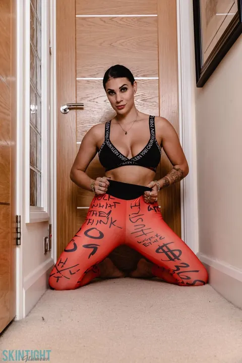 Roxy Mendez: British Brunette Strips Out of Her Yoga Pants and Spreads Her Ass – photo 4 of 12