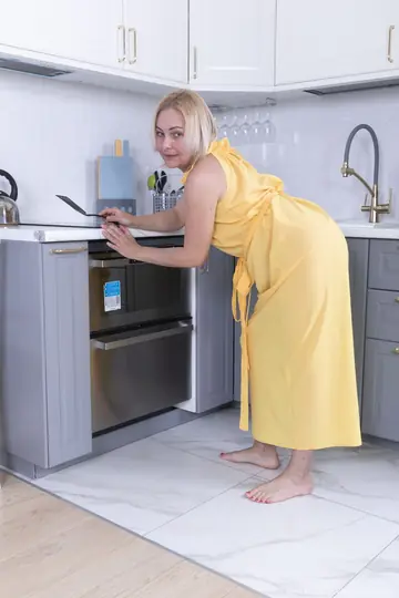 Jane Bushe – Thick Mature Blonde Lifts Her Dress and Spreads Her Hairy Pussy