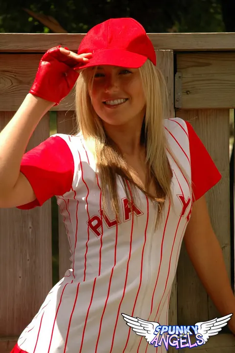 Blonde Amateur Strips Off Her Baseball Uniform and Spreads Outdoors – photo 1 of 12