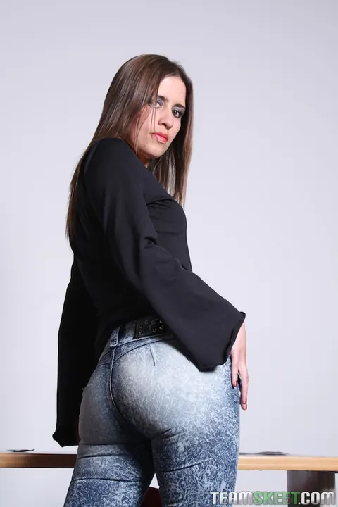 Esmeralda Del Sierra: Tall Latina MILF with Small Tits and Big Ass Strips and Spreads Her Pussy – photo 5 of 18