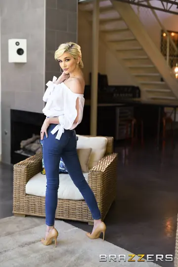 Lena Paul – Blonde MILF and Short-Haired Brunette Eat Pussy and Use a Dildo in Heels