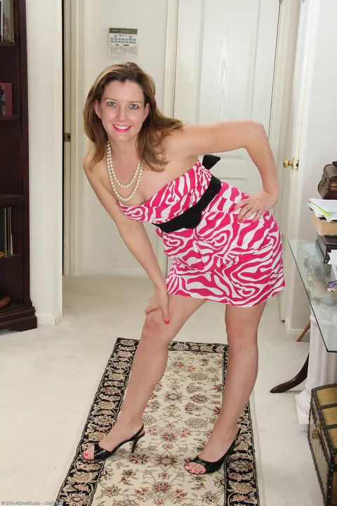 Deliliah Stevenson: Mature Brunette MILF with Small Tits Spreads Her Shaved Pussy – photo 2 of 21