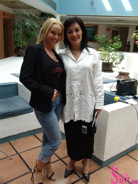 Silvia Saint: Czech Blonde MILF in Jeans and Heels Enjoys a Threesome – photo 4 of 15