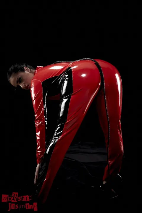 Keira Jones: British Redhead PAWG Unzips Her Latex Outfit – photo 5 of 12