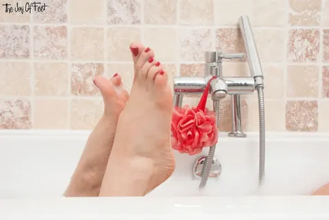 Tammy Lee: Busty Brunette Spreads and Flaunts Her Feet in the Bathtub – photo 10 of 16