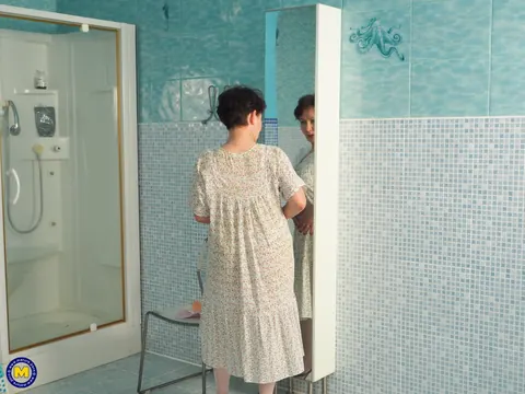 Scarlett Vladi: Mature European Brunette Sucks a Dildo on the Bathroom Mirror – photo 4 of 20