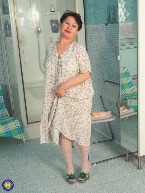 Scarlett Vladi: Mature European Brunette Sucks a Dildo on the Bathroom Mirror – photo 6 of 20