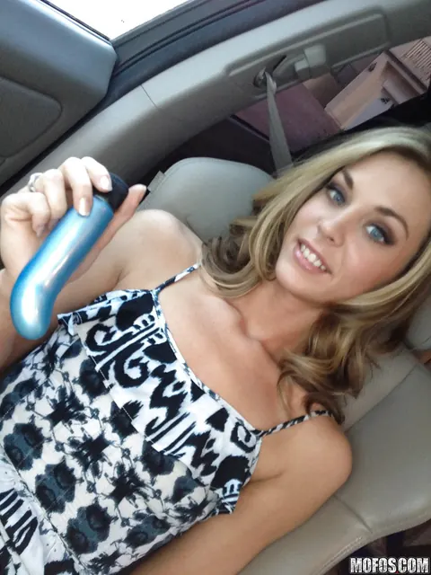 Michelle Monroe: Busty Brunette Uses a Vibrator and Spreads Her Legs in the Car – photo 3 of 16