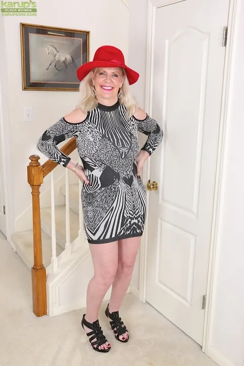 Judy Belkins: Blonde BBW with Big Tits Reveals Her Shaved Pussy – photo 1 of 16