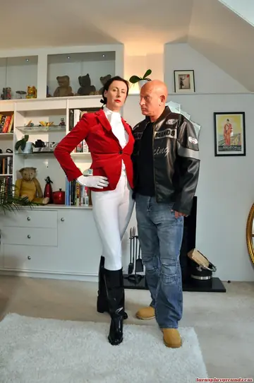 Lara Latex – Tall Busty MILF Takes Anal in Crotchless Yoga Pants and Boots