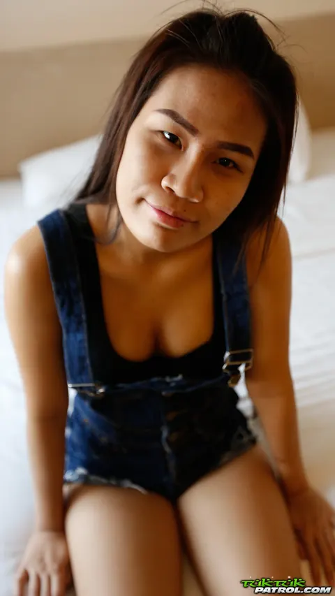 Asian Woman Takes a Creampie Outdoors – photo 5 of 17