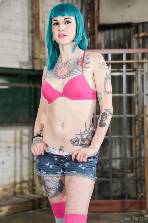 Severin Graves: Short-Haired Tattooed Woman Strips and Toys Herself Outdoors – photo 4 of 17