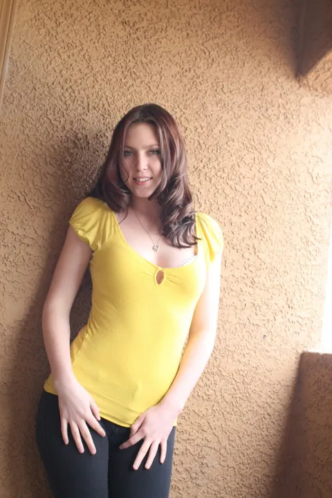Megan Loxx: Thick Brunette Strips Off Her Jeans to Reveal Yoga Pants and Big Ass – photo 8 of 20