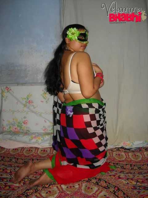 Indian Woman Poses Nude Wearing a Mask – photo 10 of 12