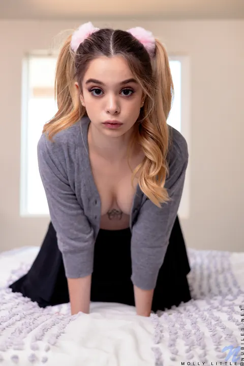 Blonde in High Heels Undresses and Spreads Her Pussy – photo 7 of 20
