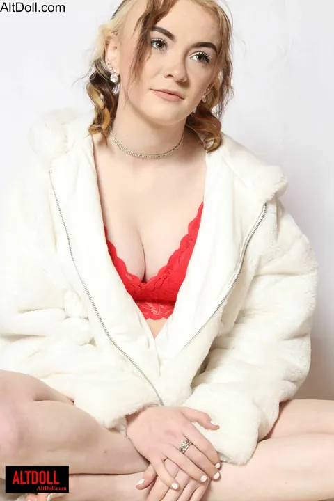 Thick Curly Blonde Shows Off Her Big Tits and Ass – photo 10 of 12