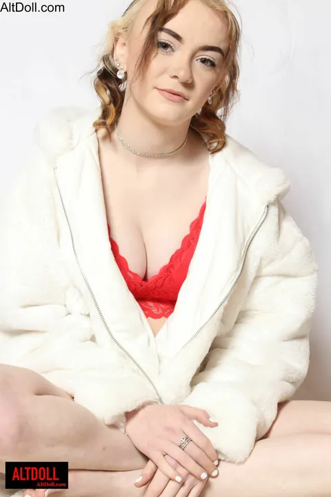 Thick Curly Blonde Shows Off Her Big Tits and Ass – photo 12 of 12
