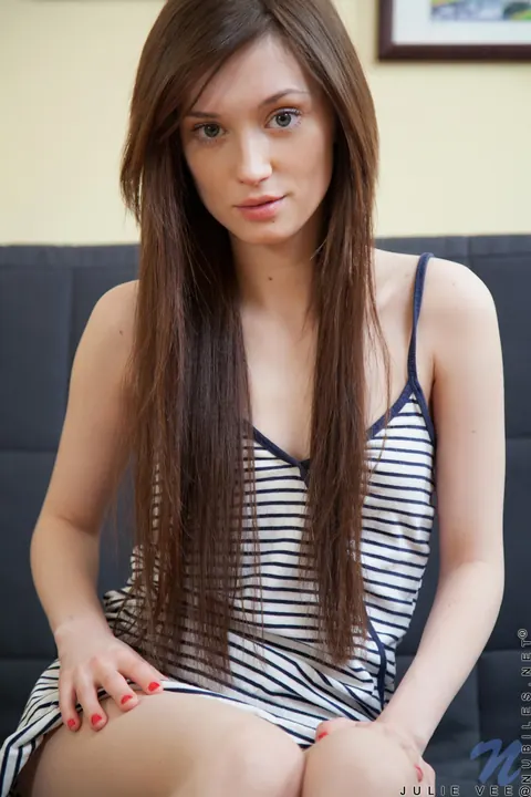 Julie Vee: Brunette with Small Tits Spreads Her Shaved Pussy and Fingers Herself – photo 3 of 15