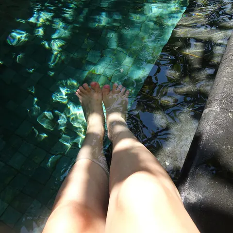 Amateur Woman Spreads Her Legs Outdoors and Shows Her Feet – photo 8 of 14