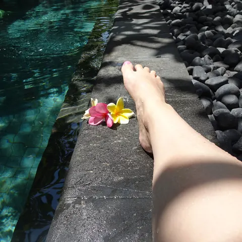 Amateur Woman Spreads Her Legs Outdoors and Shows Her Feet – photo 4 of 14