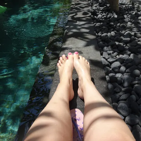 Amateur Woman Spreads Her Legs Outdoors and Shows Her Feet – photo 13 of 14