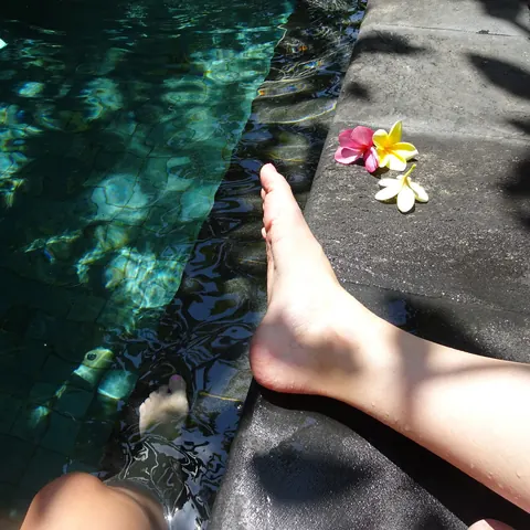 Amateur Woman Spreads Her Legs Outdoors and Shows Her Feet – photo 10 of 14