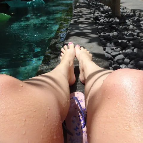 Amateur Woman Spreads Her Legs Outdoors and Shows Her Feet – photo 14 of 14