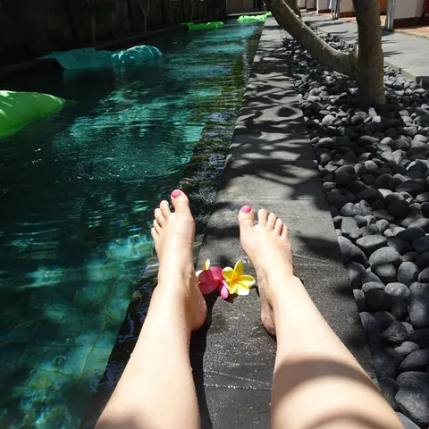 Amateur Woman Spreads Her Legs Outdoors and Shows Her Feet – photo 5 of 14